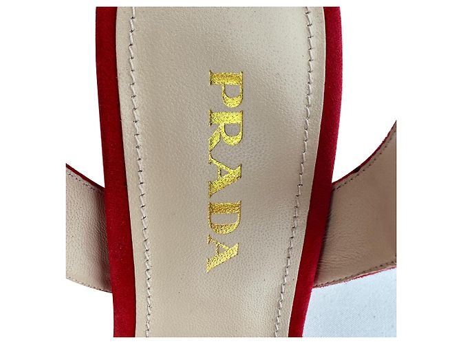 Prada Block Heels mit Überkreuz-Design aus rotem Wildleder - Ansicht 9