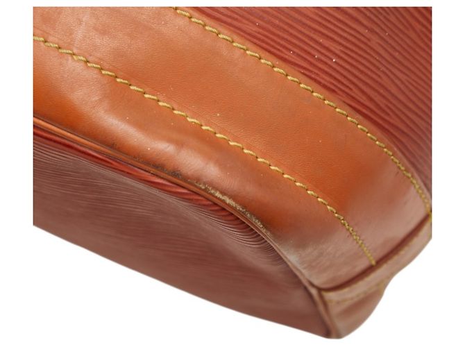 Borsa Louis Vuitton Epi Noe a tracolla Marrone D'oro - vista 4