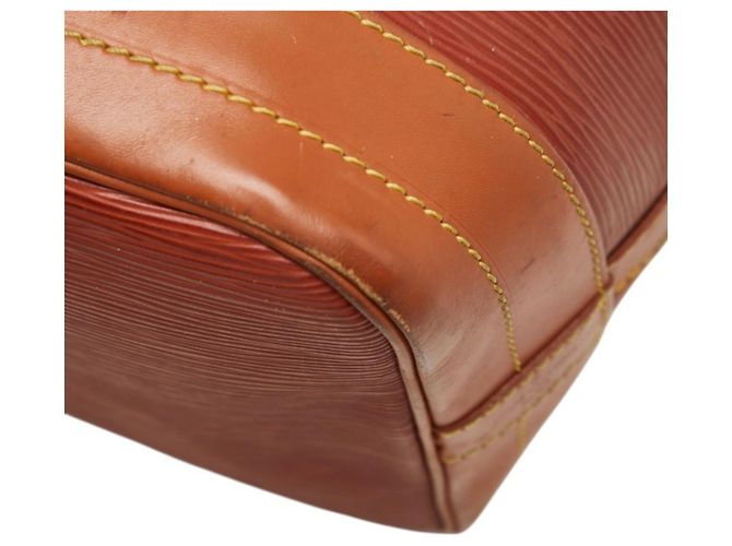 Borsa Louis Vuitton Epi Noe a tracolla Marrone D'oro - vista 6