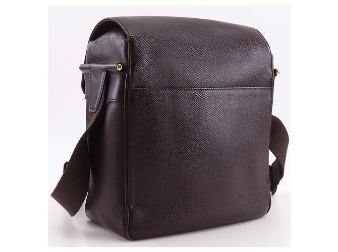 Louis Vuitton Yaranga Messenger Taiga Leather Medium Burdeos - vista 2