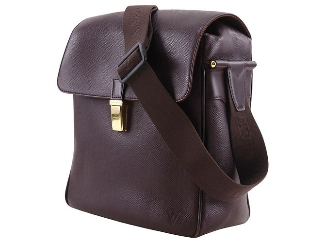 Louis Vuitton Yaranga Messenger Taiga Leather Medium Burdeos - vista 3