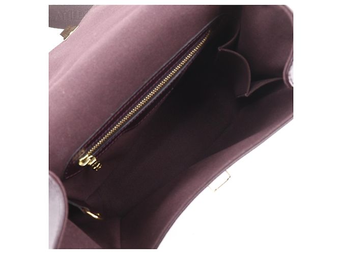 Louis Vuitton Yaranga Messenger Taiga Leather Medium Burdeos - vista 4