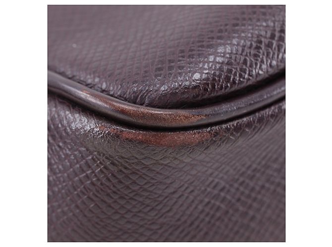 Louis Vuitton Yaranga Messenger Taiga Leather Medium Burdeos - vista 6