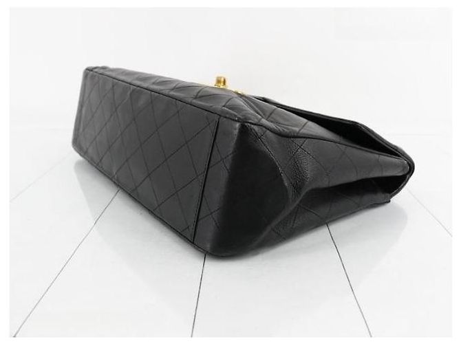 Timeless Borsa Chanel Classic Flap Maxi Jumbo Pelle d'Agnello Nera Nero - vista 3