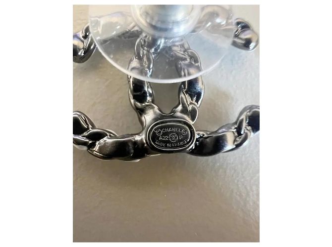 Chanel CC Logo Ohrstecker aus silberfarbenem Metall Weiß Anthrazitgrau - Ansicht 2