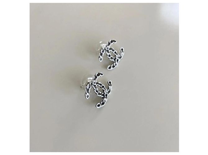 Chanel CC Logo Ohrstecker aus silberfarbenem Metall Weiß Anthrazitgrau - Ansicht 3