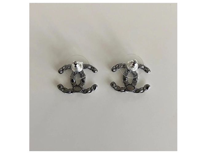 Chanel CC Logo Ohrstecker aus silberfarbenem Metall Weiß Anthrazitgrau - Ansicht 5