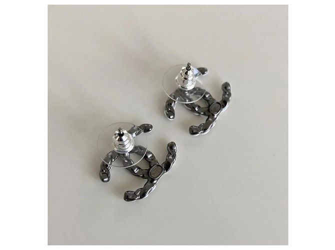 Chanel CC Logo Ohrstecker aus silberfarbenem Metall Weiß Anthrazitgrau - Ansicht 6