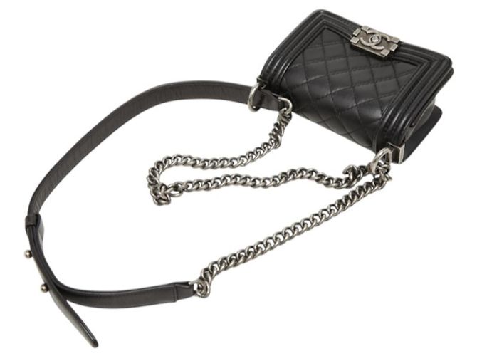 Borsa a tracolla Chanel Boy in pelle nera Nero - vista 6