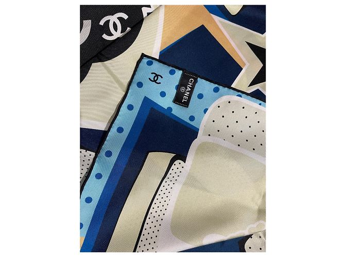 Chanel Seidentuch Blau mit Punktmuster und CC Logo 90x90 - Ansicht 6