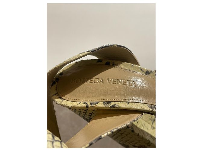 Sandalias Bottega Veneta python T.38 Amarillo - vista 10