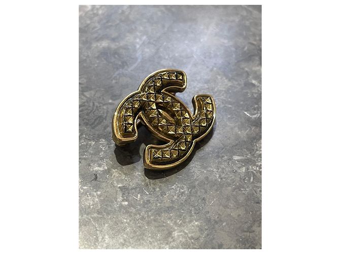 Broche Chanel dorada de metal Dorado - vista 2