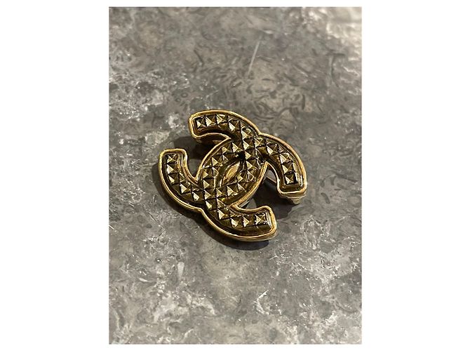 Broche Chanel dorada de metal Dorado - vista 3