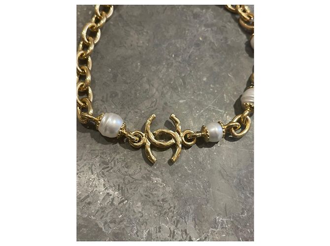 Collar gargantilla Chanel dorado con perlas blancas logo CC - vista 2