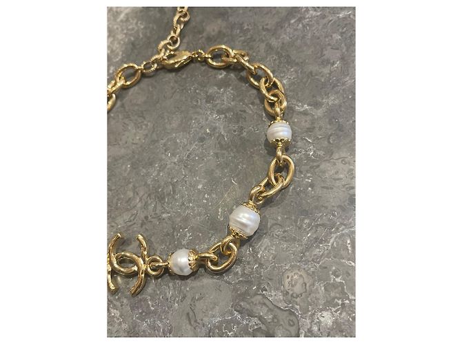Collar gargantilla Chanel dorado con perlas blancas logo CC - vista 3