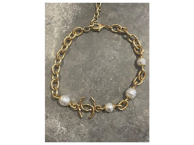Collar gargantilla Chanel dorado con perlas blancas logo CC - vista 4
