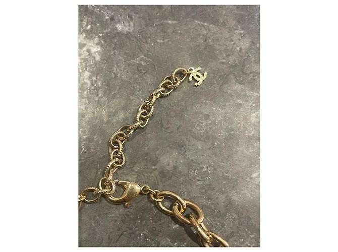 Collar gargantilla Chanel dorado con perlas blancas logo CC - vista 5