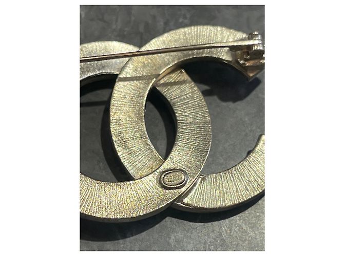 Chanel Brosche CC Form in Gold Golden - Ansicht 4