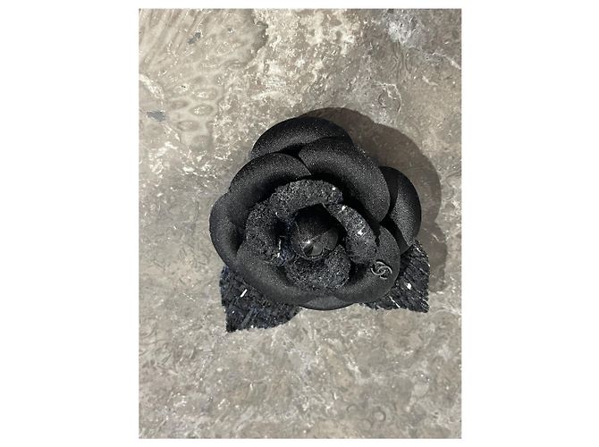 Spilla Chanel Camélia Nero - vista 3