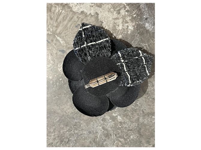 Spilla Chanel Camélia Nero - vista 4