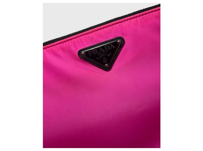 Clutch Prada in nylon rosa con logo triangolare - vista 3