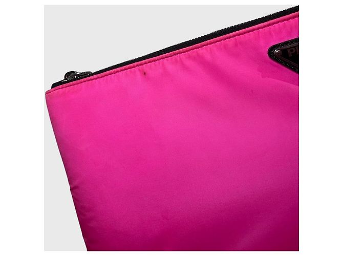 Clutch Prada in nylon rosa con logo triangolare - vista 6