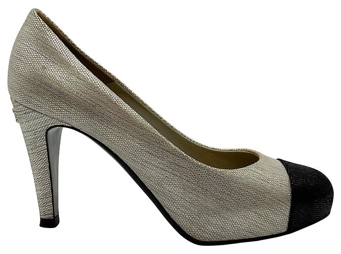 Chanel Pumps in texturiertem Silber-Metallic mit schwarzer Kappe - Ansicht 2
