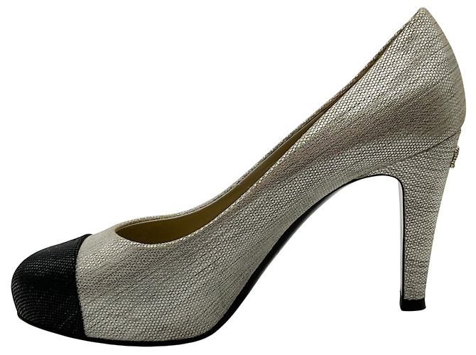 Chanel Pumps in texturiertem Silber-Metallic mit schwarzer Kappe - Ansicht 3