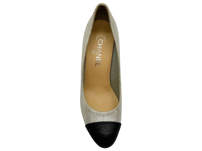 Chanel Pumps in texturiertem Silber-Metallic mit schwarzer Kappe - Ansicht 4