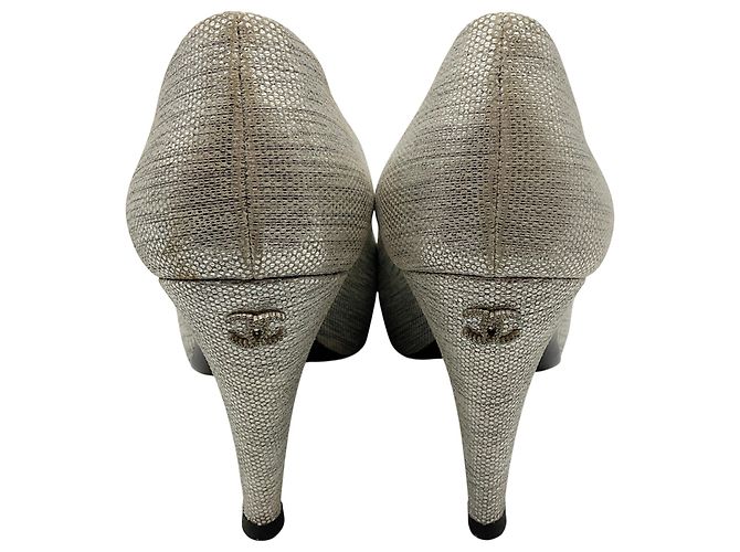 Chanel Pumps in texturiertem Silber-Metallic mit schwarzer Kappe - Ansicht 5