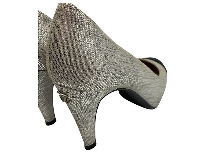 Chanel Pumps in texturiertem Silber-Metallic mit schwarzer Kappe - Ansicht 6