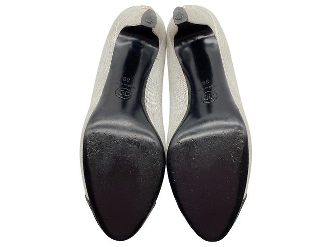 Chanel Pumps in texturiertem Silber-Metallic mit schwarzer Kappe - Ansicht 7
