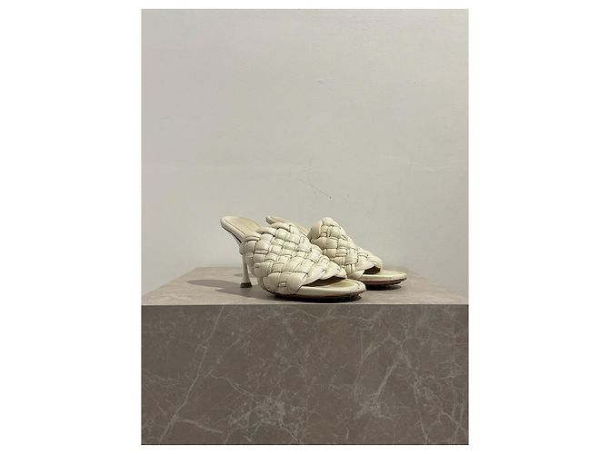 Mules Bottega Veneta écrue T.38 Beige - vista 2