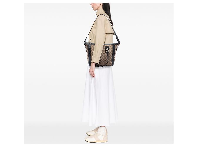 Beige Gucci Medium GG Canvas Satchel mit Anhänger - Ansicht 6