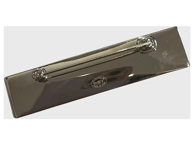 Spilla rettangolare Chanel in metallo dorato con incisione nera D'oro - vista 4