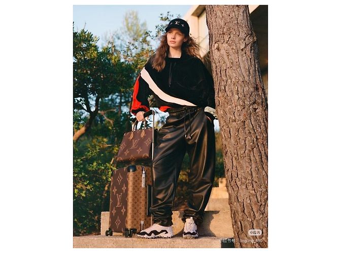 Top Louis Vuitton de Terciopelo Color-Block Negro Blanco Rojo Multicolor - vista 8