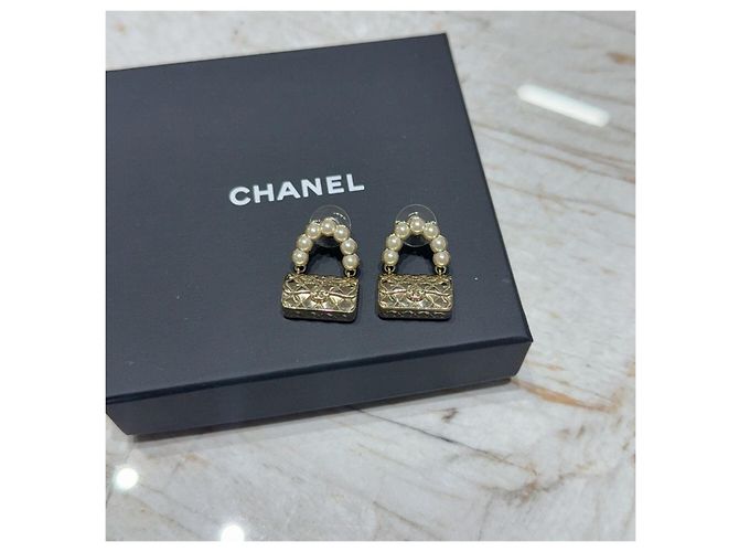 Boucles d'oreilles Chanel 21S Or Perles et Cristaux Forme Sac Multicolore - vue 2