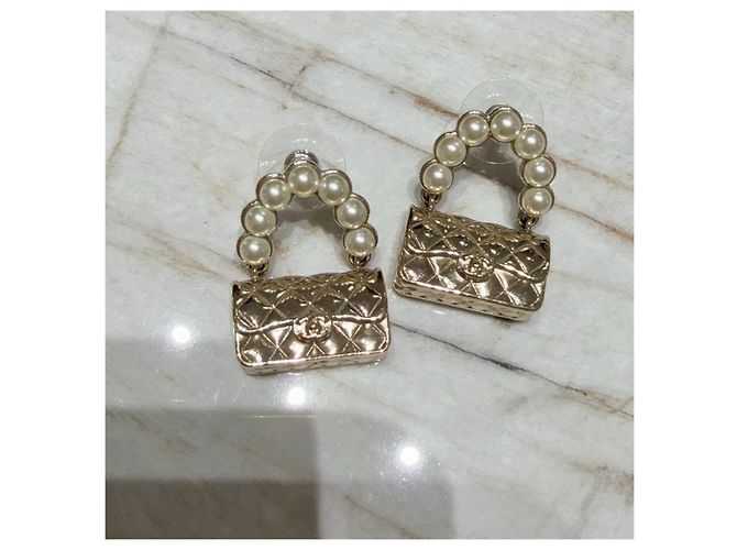 Boucles d'oreilles Chanel 21S Or Perles et Cristaux Forme Sac Multicolore - vue 3