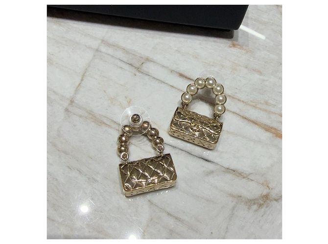 Boucles d'oreilles Chanel 21S Or Perles et Cristaux Forme Sac Multicolore - vue 4