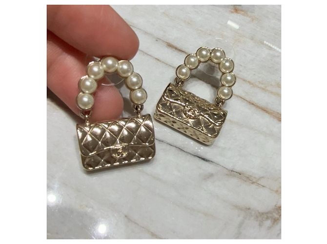 Boucles d'oreilles Chanel 21S Or Perles et Cristaux Forme Sac Multicolore - vue 5