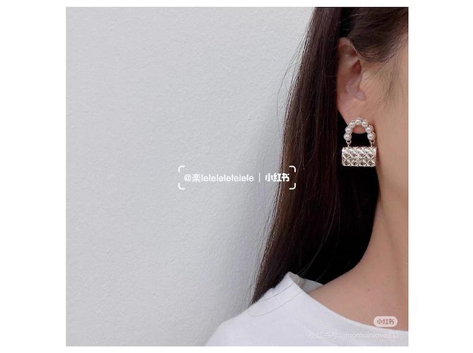 Boucles d'oreilles Chanel 21S Or Perles et Cristaux Forme Sac Multicolore - vue 6