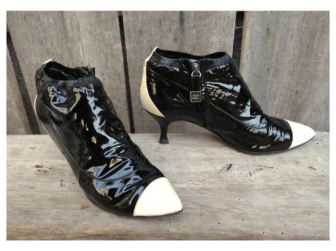 Première Chanel Lackleder Stiefeletten Schwarz-Weiß - Ansicht 2