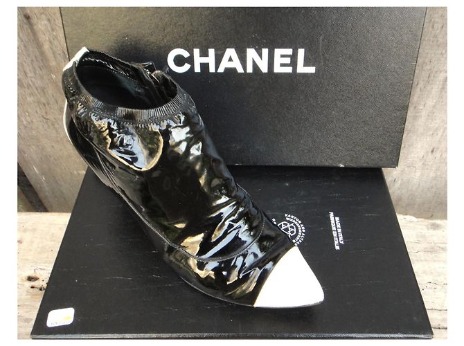 Première Chanel Lackleder Stiefeletten Schwarz-Weiß - Ansicht 3