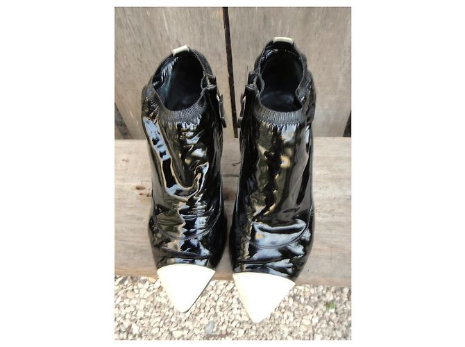 Première Chanel Lackleder Stiefeletten Schwarz-Weiß - Ansicht 4