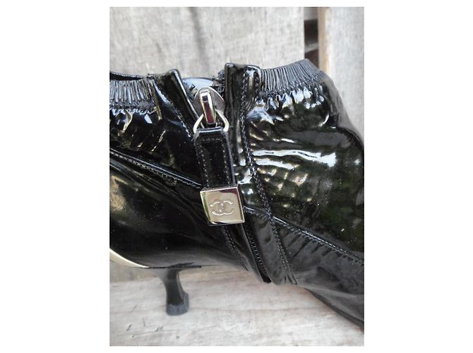 Première Chanel Lackleder Stiefeletten Schwarz-Weiß - Ansicht 8