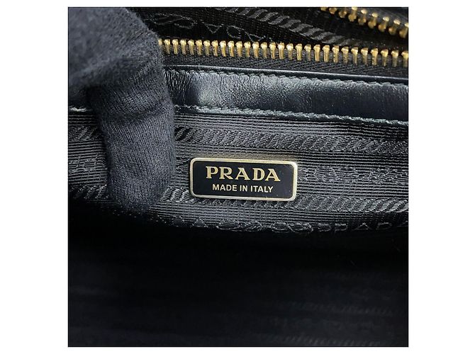 Sac à main Prada en cuir Saffiano Noir - vue 17