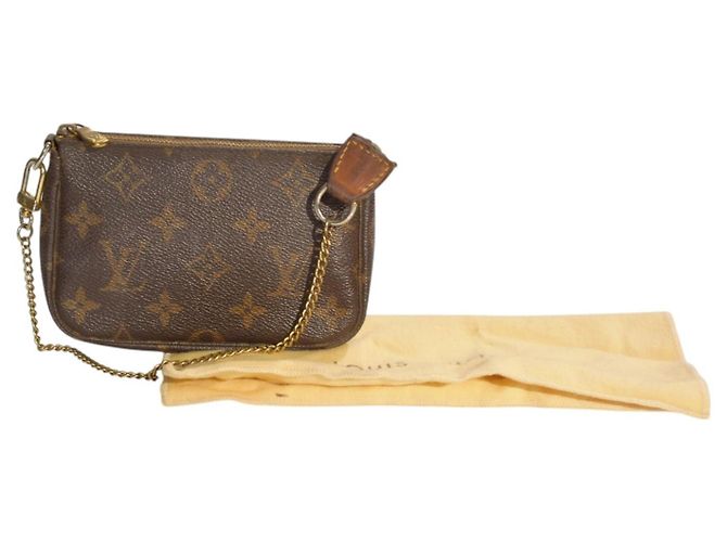 Louis Vuitton Mini Pochette Accessoires Monogram Marrom Monograma - vista 3