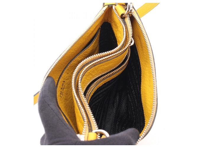 Bolsa de ombro Prada em couro amarelo - vista 3