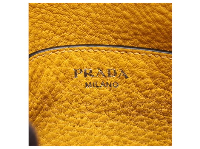 Bolsa de ombro Prada em couro amarelo - vista 4