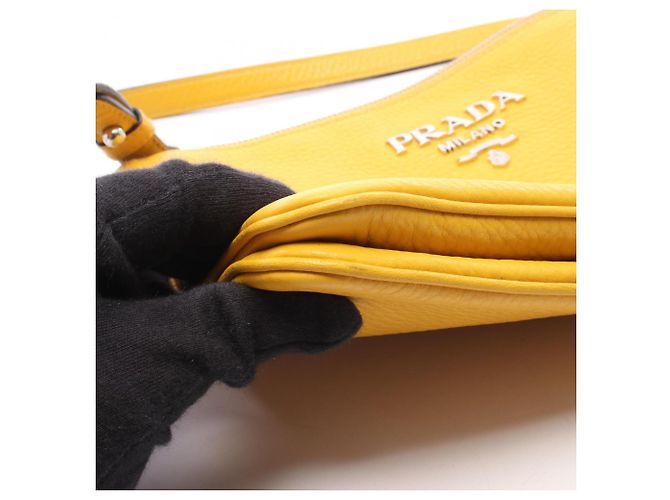 Bolsa de ombro Prada em couro amarelo - vista 6